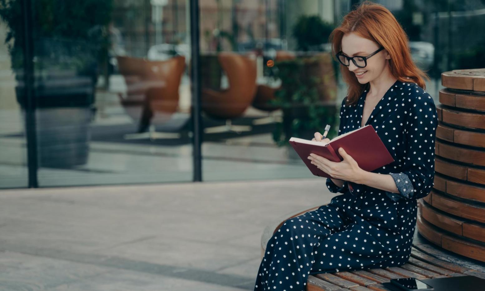 Студенты изучают финансовые документы в аудитории